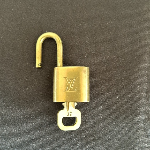 Louis Vuitton #311 Bass Lock/Key And 22”Unbranded Chain - Picture 7 of 10